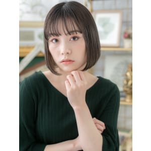 黒髪インナーカラー前下がり切りっぱなしボブ　エアストレート