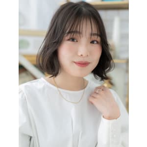 くせ毛風エアリーミディ黒髪大人ハイライト　シースルーバング