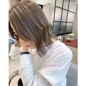 YOKE シアーグレージュ ミディアムボブ ブリーチ