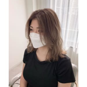 YOKE シアーベージュ ブリーチ ミディアムボブ