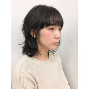顔周りレイヤー×ミディアムウルフ