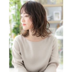 黒髪バレイヤージュ前下がりミディアムウルフ　ヘルシースタイル