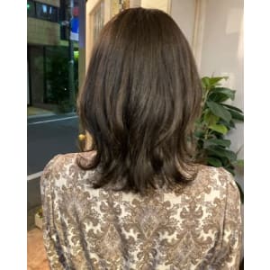夏に向けた髪型ウルフミディアム30代40代ヘアスタイル丸顔