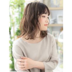 黒髪バレイヤージュ前下がりミディアムウルフ　グレーベージュ