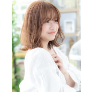 大人かわいい小顔くせ毛風ミディアムウルフ　ミルクティピンク