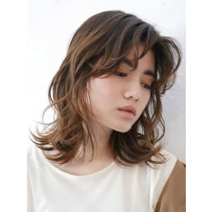 セミロング　コテ巻き　センターパート　外ハネ　ボブ　パーマ