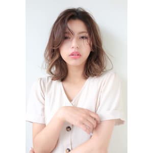 大人かわいい外ハネストレートミディアム