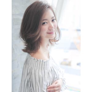 フォギーカラーで透明感と動きをプラスした外ハネミディアム♪
