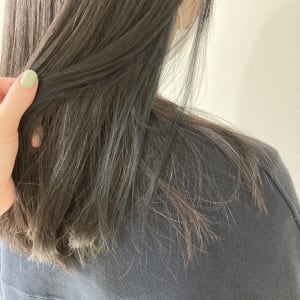三軒茶屋_インナーカラー_セミロング_ストレート_オリーブ