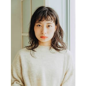 透明感のあるダークグレージュ