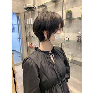大人かわいいくびれショート　美髪　ネビージュ