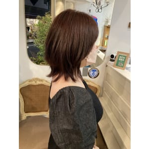 暗めピンクブラウンウルフボブくびれヘア韓国風顔周り小顔カット