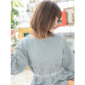 くせ毛風外ハネシースルー前髪大人ハイライト　ロブヘア