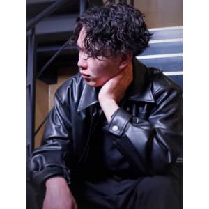 センターパート×スパイラル - 男性専門美容室 growth 天神店【ダンセイセンモンビヨウシツ グロウ テンジンテン】掲載中