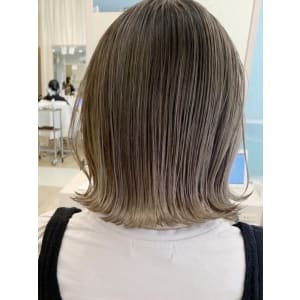 外ハネミディ×グレージュ【ヘアーメイクアージュ】