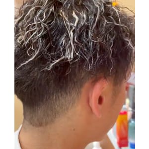 ホワイトメッシュ+ツイストパーマ - ブルーモスクTOKYO【ブルーモスクトウキョウ】掲載中