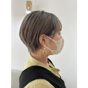 ショートヘア×グレージュ