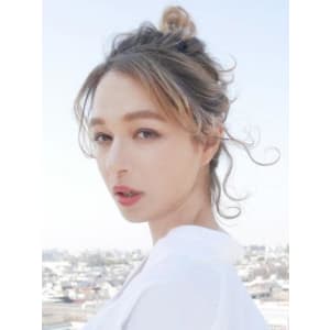 三軒茶屋_ハイトーン_ブロンド_アレンジ_お団子_セミロング - HAIR & MAKE EARTH 三軒茶屋店【ヘアメイクアース サンゲンヂャヤテン】掲載中