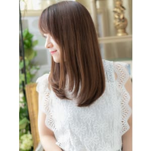 斜めバングが大人かわいい小顔ロングレイヤー　ベージュピンク