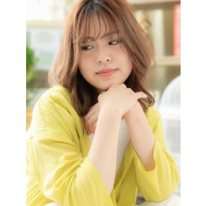 外国人風外ハネカール小顔ウルフミディアム　ことりベージュ