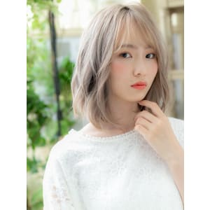 外国人風ハイトーンカラーシースルーバング　ロブヘア
