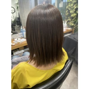 大人かわいい_きりっぱなしミディアムボブ