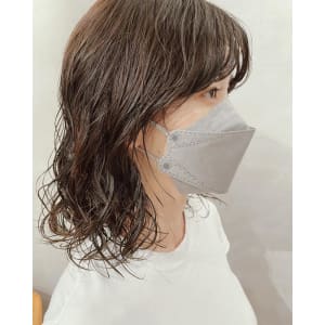 コテ巻き風パーマ　ゆるふわパーマ　オリーブベージュ