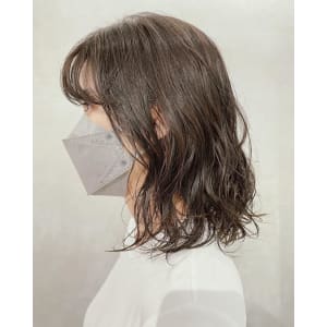 ミディアムパーマ　コテ巻き風パーマ　オリーブベージュ