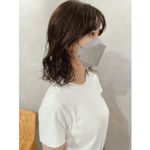コテ巻き風パーマ　ニュアンスパーマ　オリーブベージュ