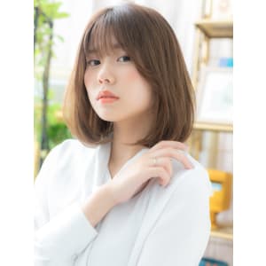 大人かわいいインナーカラー韓国風小顔ボブ　プラチナカラー