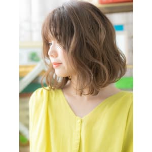 センターパート流れるレイヤーアンニュイヘア　ロングボブ