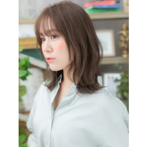 小顔シースルーバングくせ毛風流れるレイヤー　ニュアンスカラー