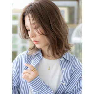 外国人風インナーカラーかきあげ前髪ロブヘア　ニュアンスカラー