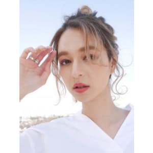 三軒茶屋_レディース_ブロンド_お団子_アレンジ_ハイトーン - HAIR & MAKE EARTH 三軒茶屋店【ヘアメイクアース サンゲンヂャヤテン】掲載中