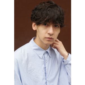 大人男子のマッシュカールヘア