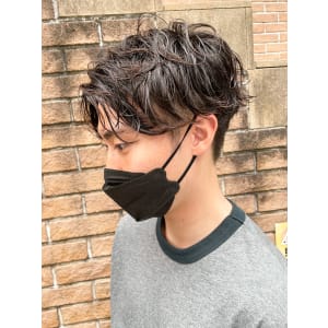 大人男子に似合うセンターパートのニュアンスパーマ