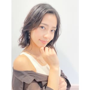 20代に大人気！大人の抜け感ミディ
