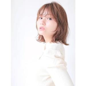 シースルーバングがポイント！ゆるふわミディ