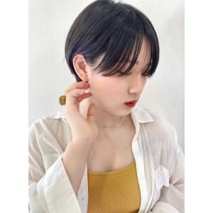 耳掛けして可愛いショートスタイル