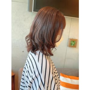 ピンクカラーのツヤツヤミディアムヘア