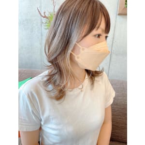 透明感インナーカラーグレージュのミディアムヘア