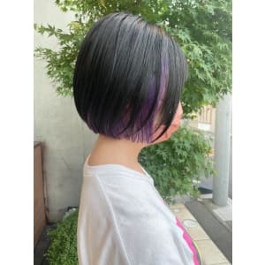 軽めボブヘアにインナーカラー透明感バイオレット