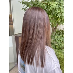 ストレートに細かめハイライトで綺麗めラベンダー