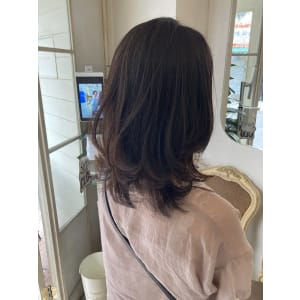 くびれ外ハネウルフミディアム艶感大人カラー秋冬ヘア