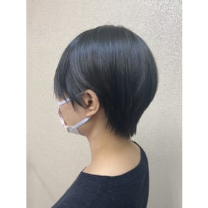 暗髪ショートヘア