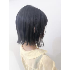 ダークオリーブ 切りっぱなし前下がりボブ【横浜】