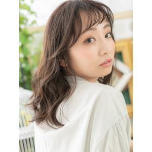 くせ毛風エアリーミディ小顔オン眉斜めバング　透明感
