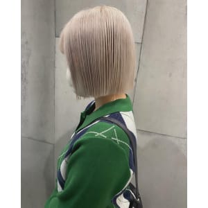 ハイトーン ホワイトベージュ 切りっぱなしボブ ショートボブ