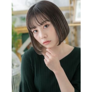 黒髪インナーカラー前下がり切りっぱなしボブ　グレージュカラー