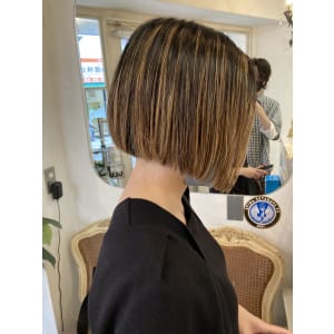 前下がりボブツーブロックハイトーンミディアムヘア梅ヶ丘美容室